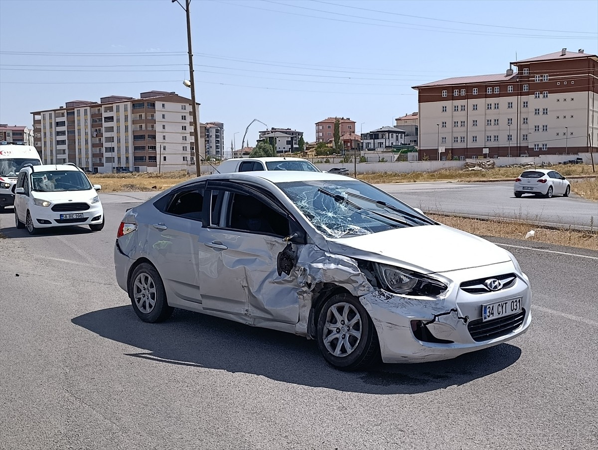 Sivas'ın Şarkışla ilçesinde kamyonet ile otomobilin çarpışması sonucu 3'ü çocuk 6 kişi...