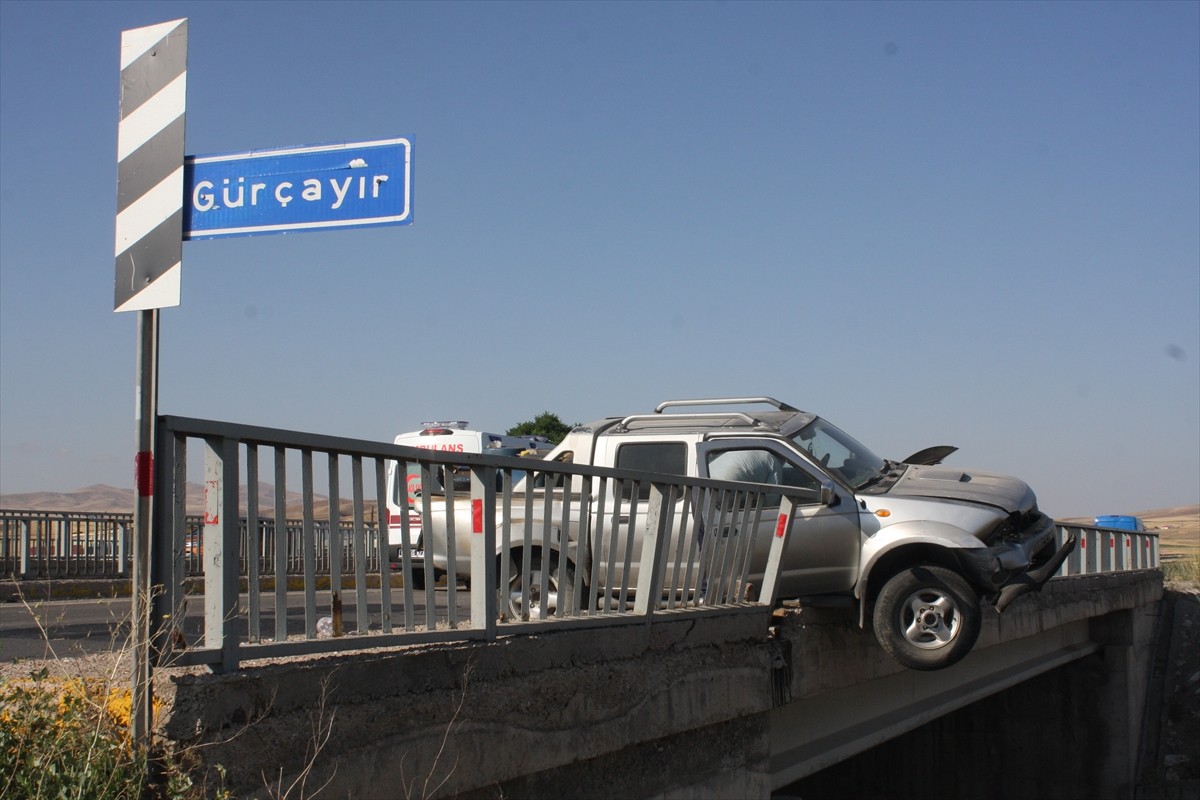 Sivas'ın Şarkışla ilçesinde meydana gelen iki ayrı trafik kazasında 9 kişi yaralandı. Gürçayır...