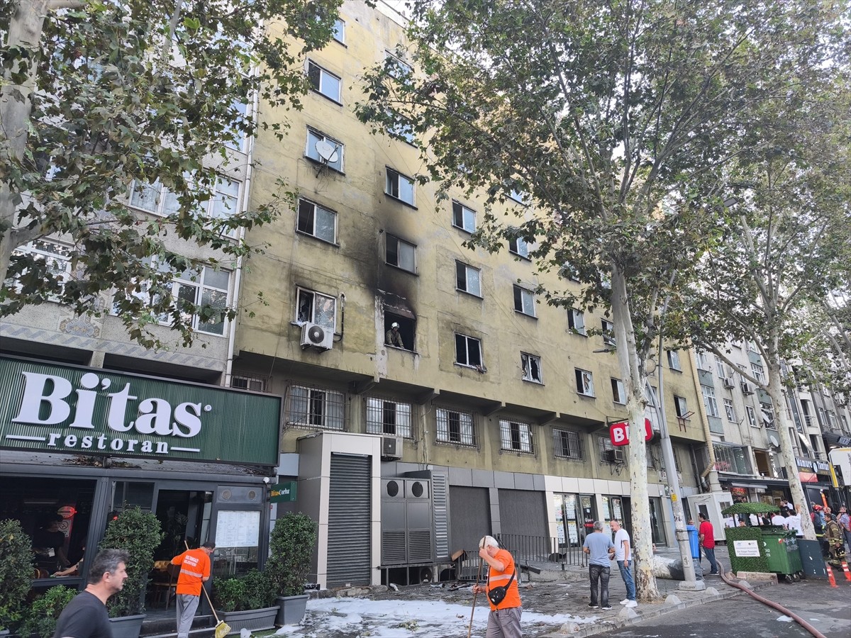Sultangazi'de iş merkezinde çıkan yangın itfaiye ekiplerince söndürüldü.