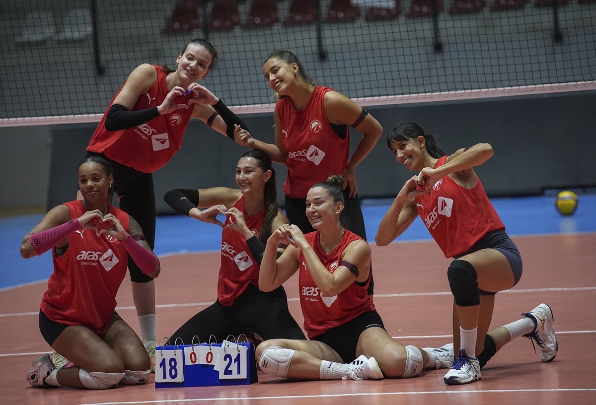 Sultanlar Ligi'ndeki ilk sezonlarında ligde kalma başarısı gösteren İzmir temsilcisi Aras Kargo...