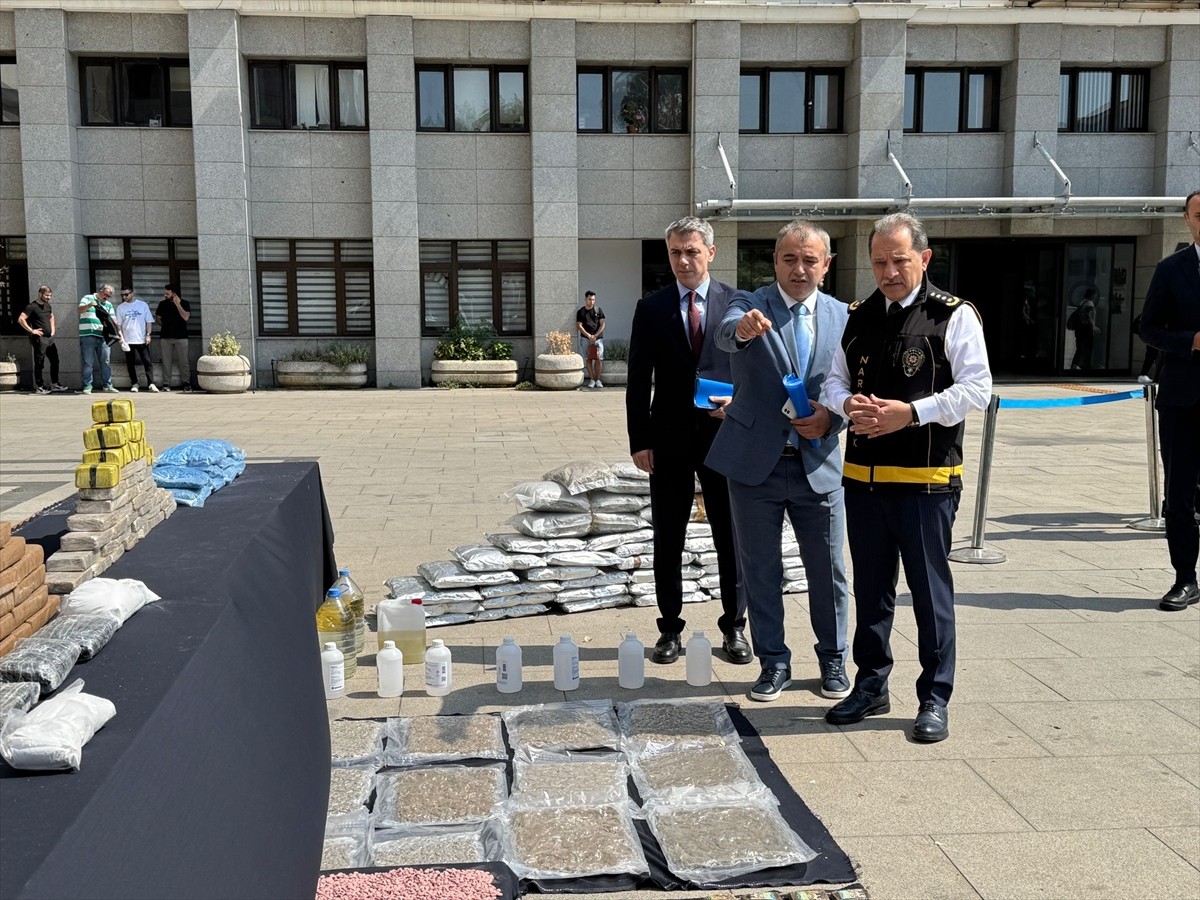 Şüphelilerin adreslerinde yapılan aramalarda, 159 kilo 800 gram skunk, 41 kilo 880 gram...