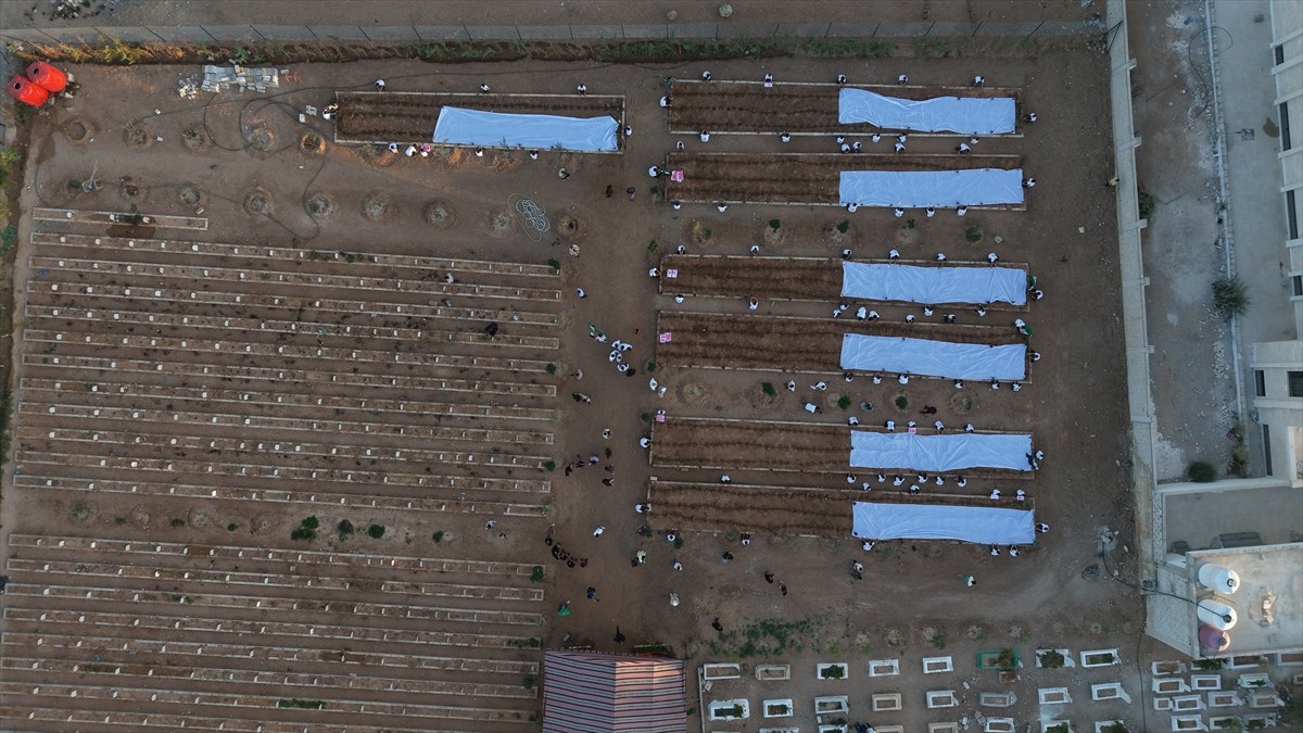 Suriye'de başkent Şam'ın Darayya ilçesinde devrik Beşşar Esed rejimi güçlerinin 26 Ağustos 2012'de...