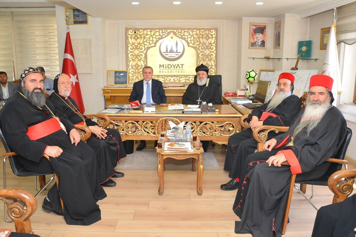 Süryani Ortodoks Kilisesi Patriği Mor İğnatius II. Efrem Kerim (sağda), Midyat Belediyesini...