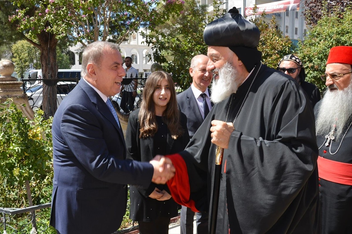 Süryani Ortodoks Kilisesi Patriği Mor İğnatius II. Efrem Kerim (sağda), Midyat Belediyesini...