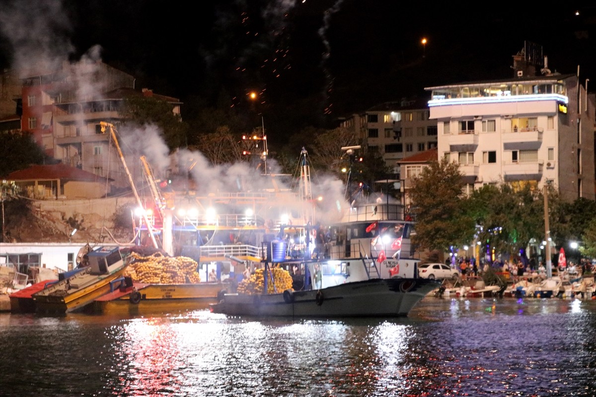 Tekirdağ'da balıkçılar, balık avına dualarla uğurlandı. Tekirdağ Büyükşehir Belediyesince av...