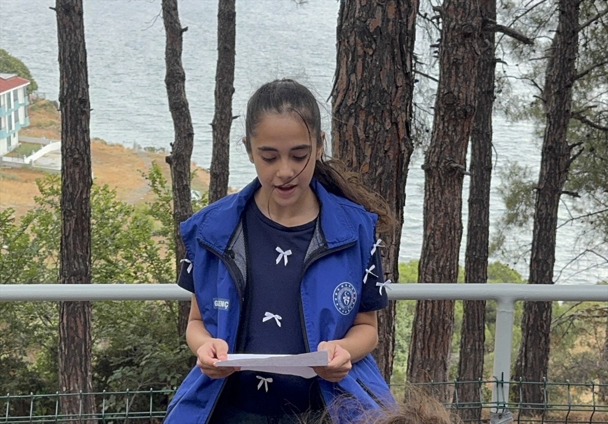 Tekirdağ'da öğrenciler orman yangınlarında fedakarca mücadele eden orman işçileriyle bir araya...