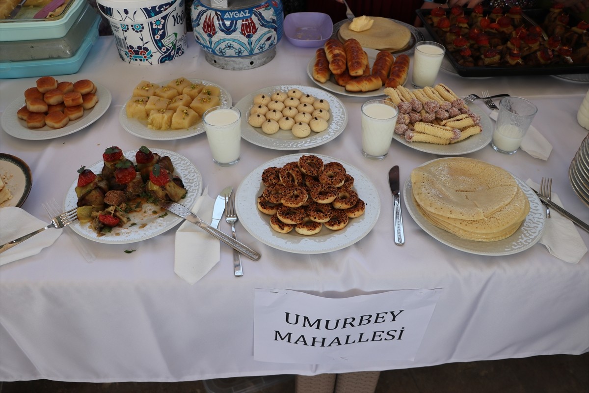 Tekirdağ'da "33. Ayçiçeği Festivali" kapsamında "Ayçiçeği Lezzet Yarışması" düzenlendi. Hayrabolu...