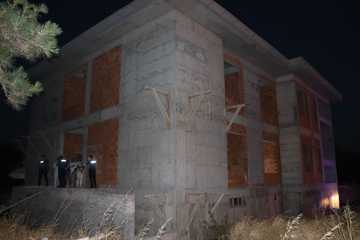 Tekirdağ'ın Çorlu ilçesinde bir inşaatta cesedi bulunan kişinin kredi kartı ve cep telefonunu...