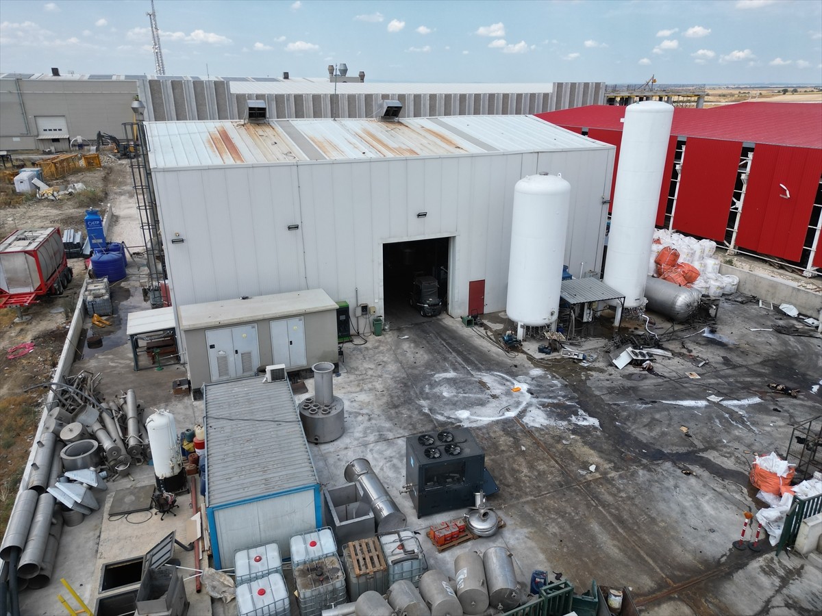 Tekirdağ'ın Ergene ilçesinde anestezi gazı üreten fabrikada meydana gelen patlamada 2 işçi...