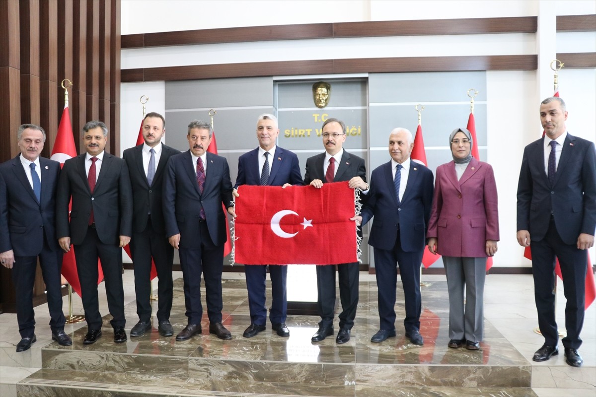 Ticaret Bakanı Ömer Bolat (solda), çeşitli temaslarda bulunmak üzere geldiği Siirt'te Valiliği...