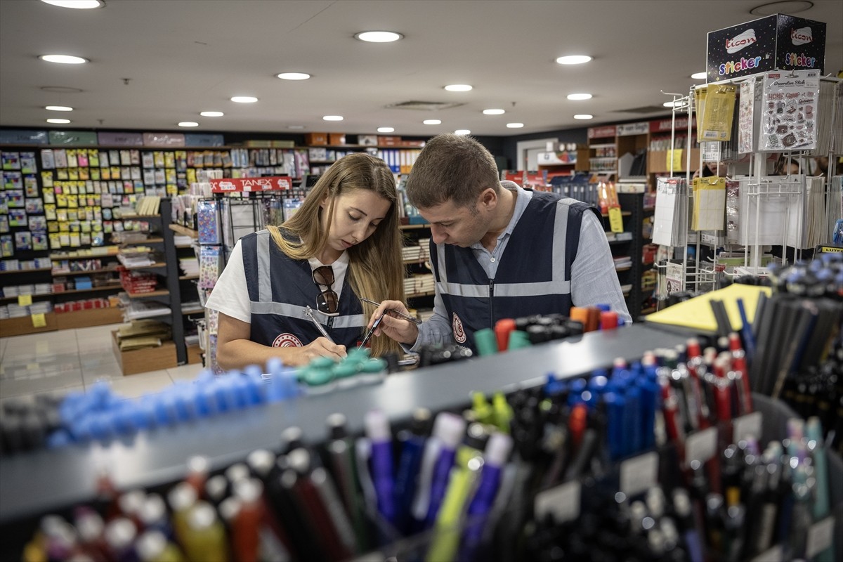 Ticaret Bakanlığı ekipleri, 2025-2026 eğitim ve öğretim yılı öncesinde kırtasiye ve okul...