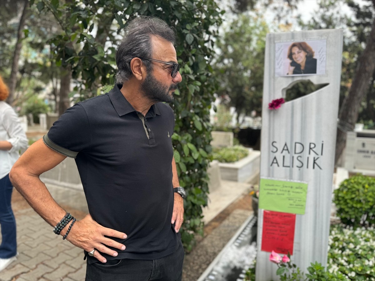 Tiyatro ve sinema oyuncusu Çolpan İlhan, 89. doğum gününde mezarı başında düzenlenen törenle...