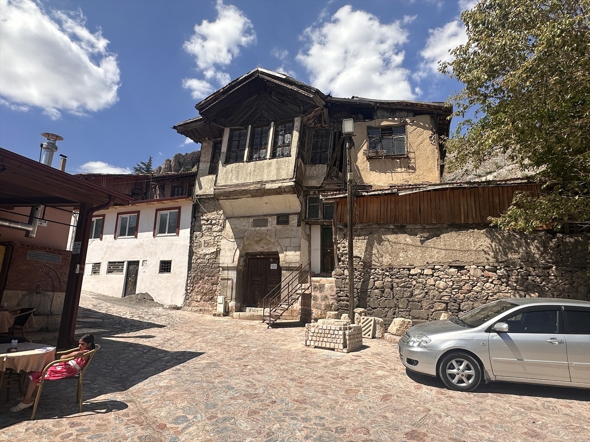 Tokat'ta bir dönem jandarma karakolu olarak da kullanılan tarihi Hisariye Medresesi sakinleri...