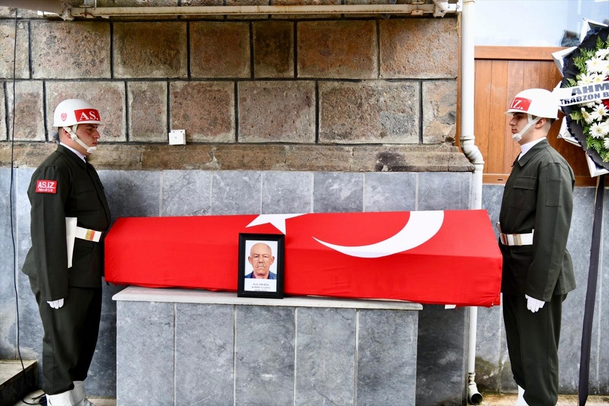 Trabzon'da Kıbrıs gazisi Halit Dilber'in cenazesi toprağa verildi. Dilber'in cenazesi namazın...