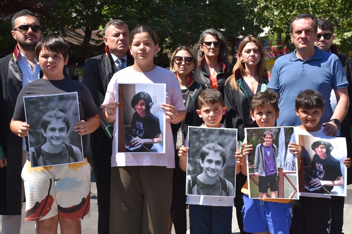 Trabzon'da, yorgun mermi isabet etmesi sonucu hayatını kaybeden Emir Yuşa Atıcı'nın (15) vefatının...