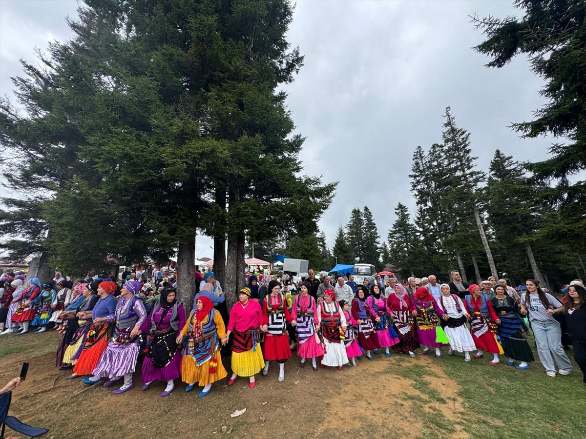 Trabzon'un Akçaabat ilçesinde 27. Kayabaşı Karaabdal Halk Şenliği gerçekleştirildi. Şenlikte...