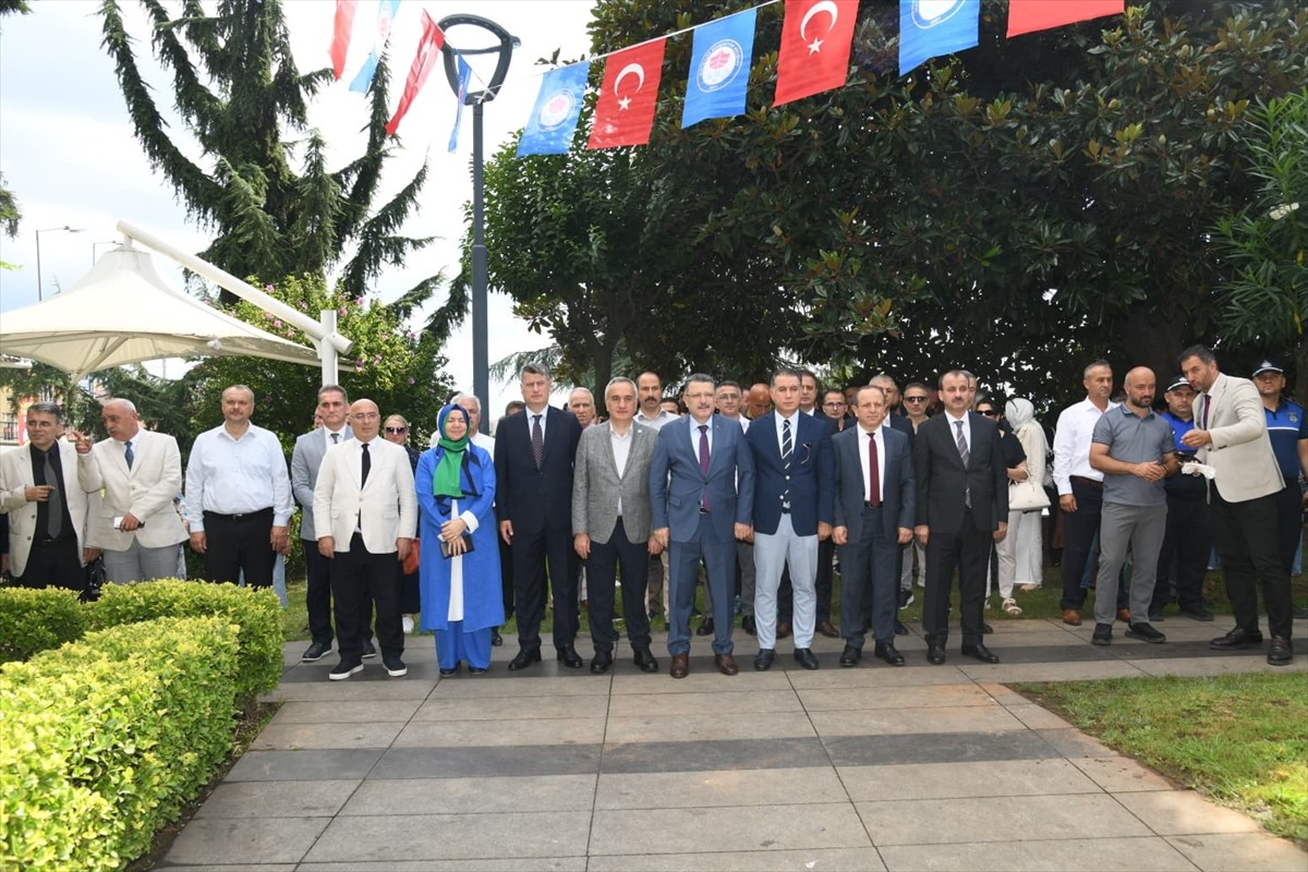 Trabzon'un fethinin 564'üncü yıl dönümü törenle kutlandı. Fatih Sultan Mehmet Anıtı önünde...