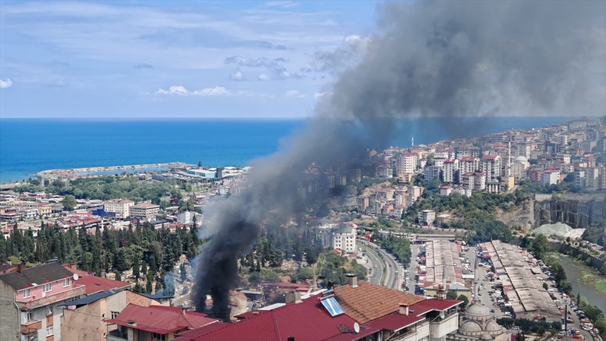 Trabzon'un Ortahisar ilçesinde mobilya atölyesinde çıkan yangına itfaiye ekipleri müdahalede...