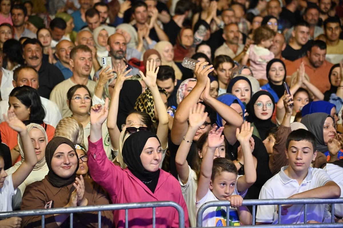 Trabzon'un Sürmene ilçesinde Kent Meydanı'nda "Geleneksel 2. Sürmene Kültür ve Sanat Şenliği"...
