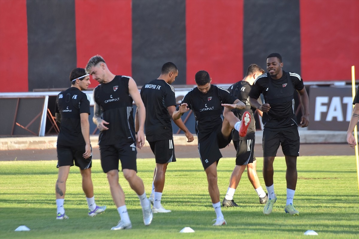 Trendyol 1. Lig'in yeni takımlarından İmaj Altyapı Vanspor, iyi başladığı sezonda başarı grafiğini...