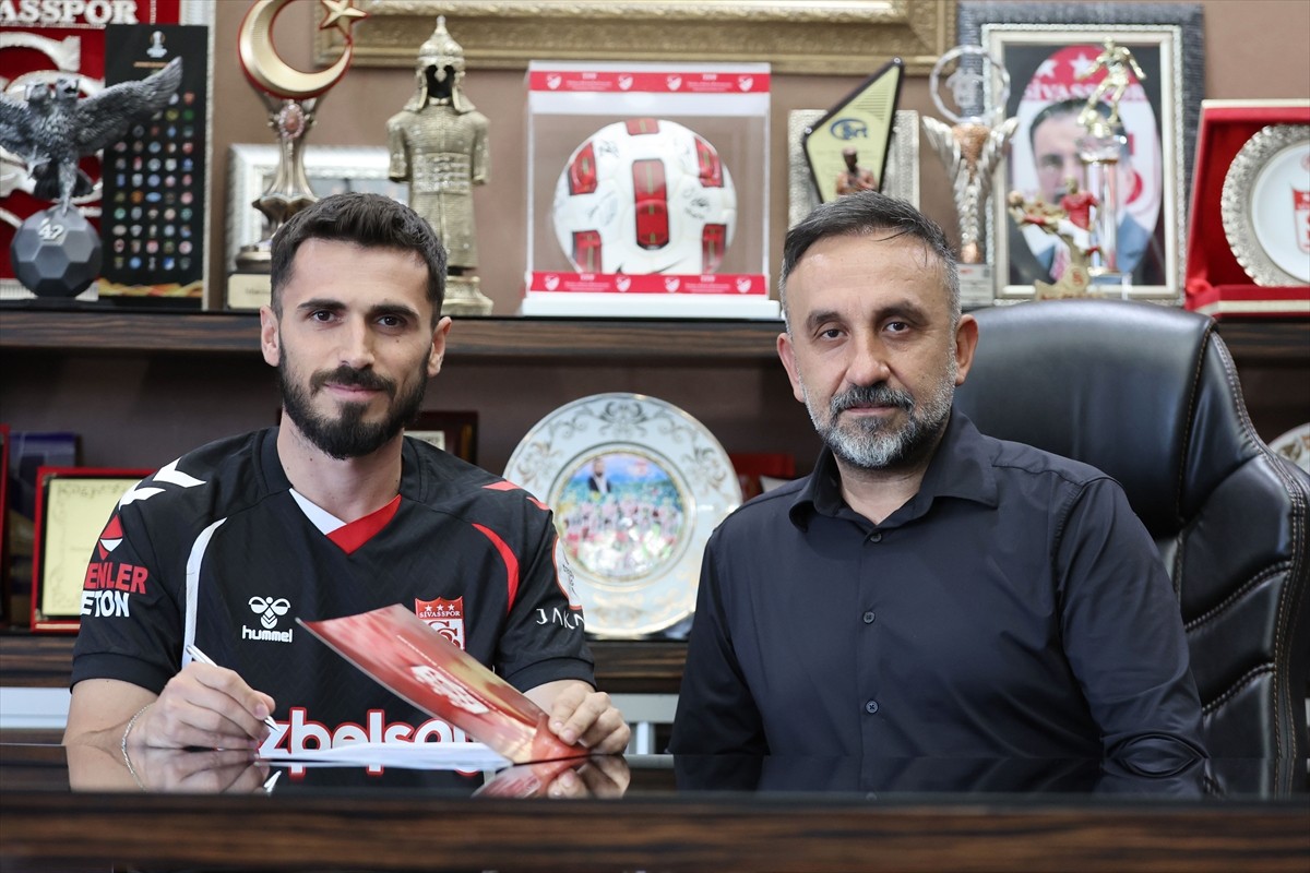 Trendyol 1. Lig ekiplerinden Özbelsan Sivasspor, sol kanat oyuncusu Valon Ethemi'yi (solda)...