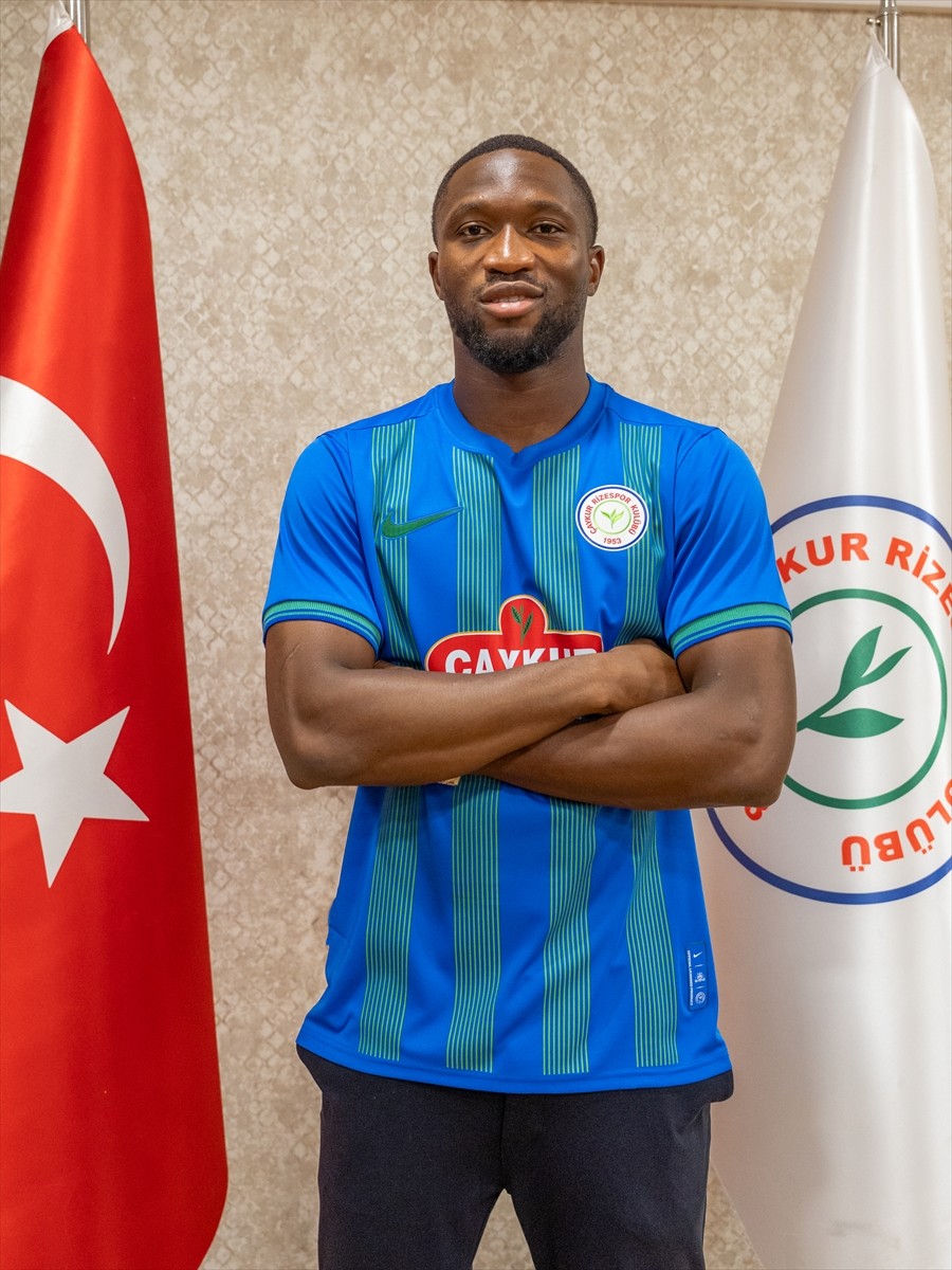 Trendyol Süper Lig ekiplerinden Çaykur Rizespor, Malili savunma oyuncusu Modibo Sagnan ile 1...