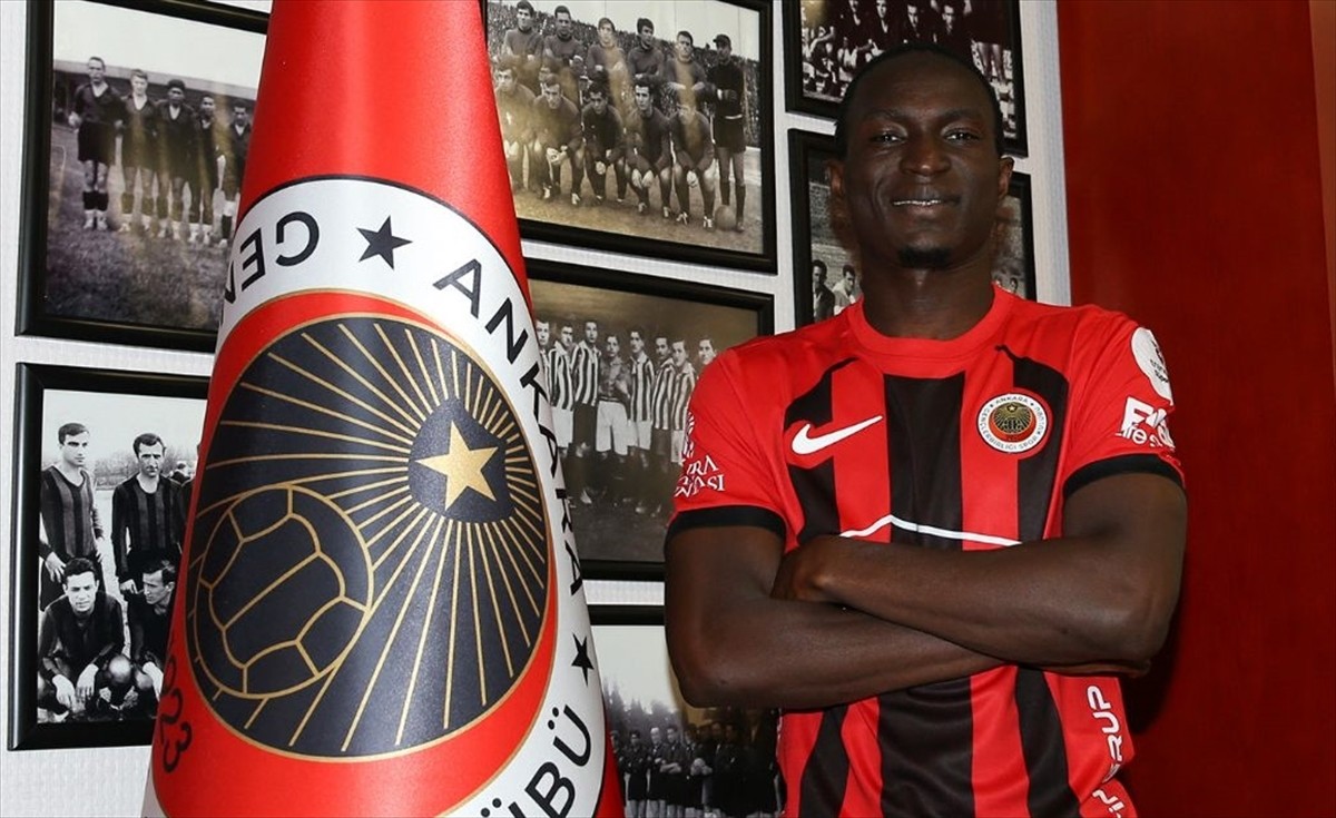 Trendyol Süper Lig ekiplerinden Gençlerbirliği, Malili kanat oyuncusu Adama Traore'yi (sağda)...