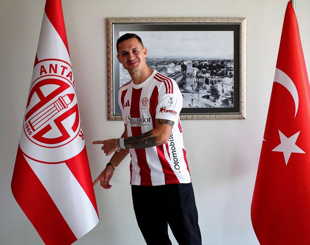 Trendyol Süper Lig ekiplerinden Hesap.com Antalyaspor, Bosna Hersekli orta saha oyuncusu Dario...