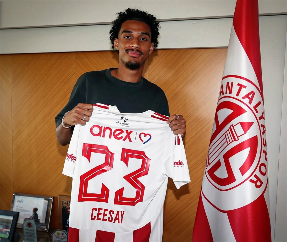 Trendyol Süper Lig ekiplerinden Hesap.com Antalyaspor, Gambiyalı futbolcu Jesper Ceesay'ı...