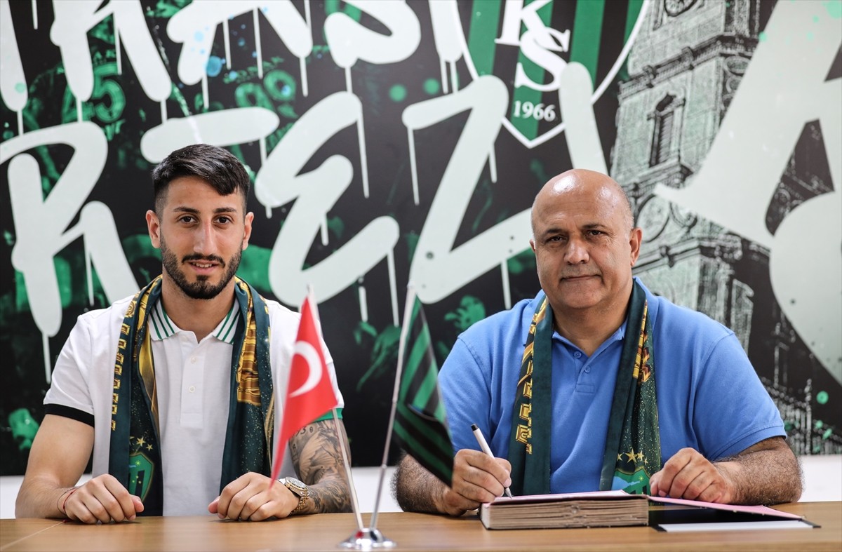 Trendyol Süper Lig ekiplerinden Kocaelispor, kanat oyuncusu Can Keleş'i (solda) kiralık olarak...