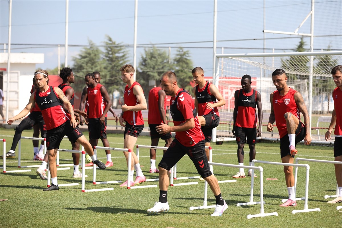 Trendyol Süper Lig ekiplerinden Samsunspor'da takım kaptanı Zeki Yavru, Nuri Asan Tesisleri'nde...