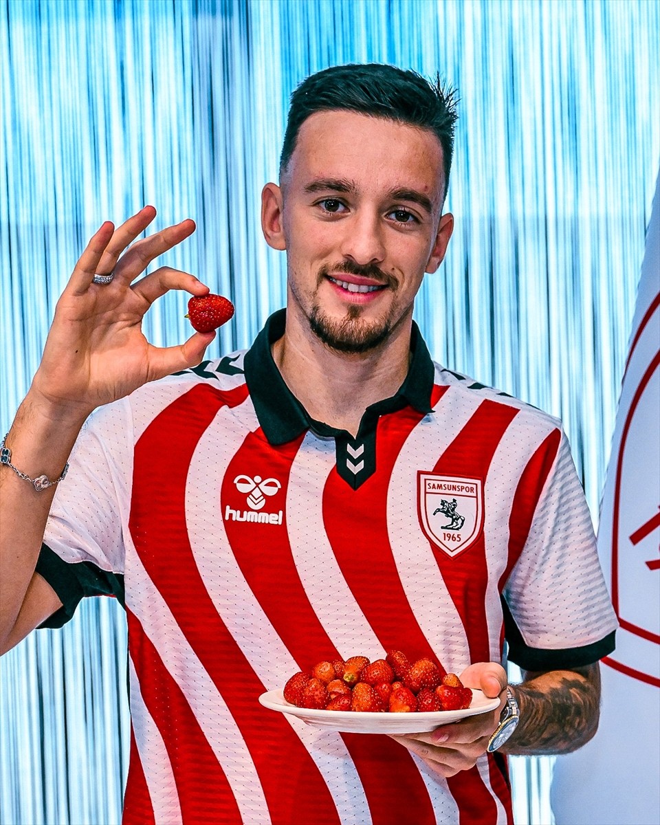 Trendyol Süper Lig ekiplerinden Samsunspor, Portekizli futbolcu Afonso Sousa'yı transfer etti....