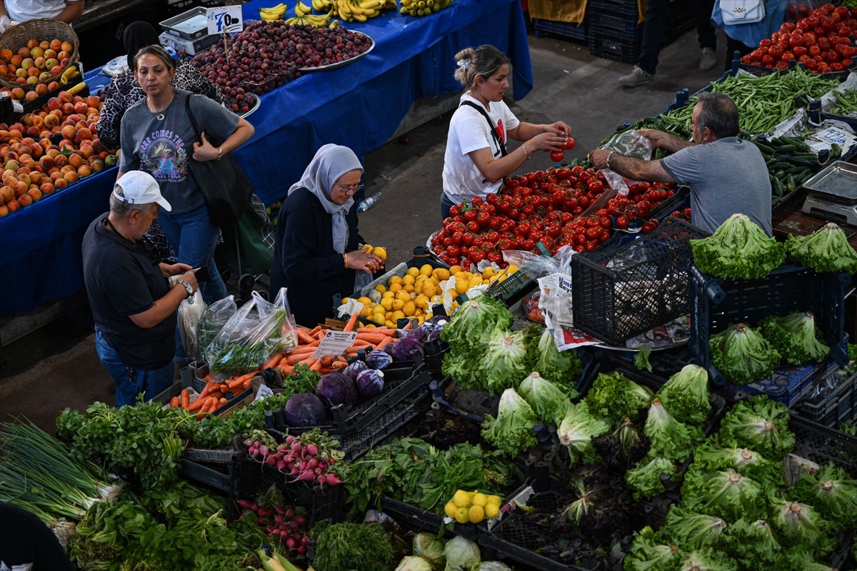 Tüketiciler, 15 Ağustos'tan itibaren, semt pazarlarındaki alışverişlerde kredi kartını daha fazla...