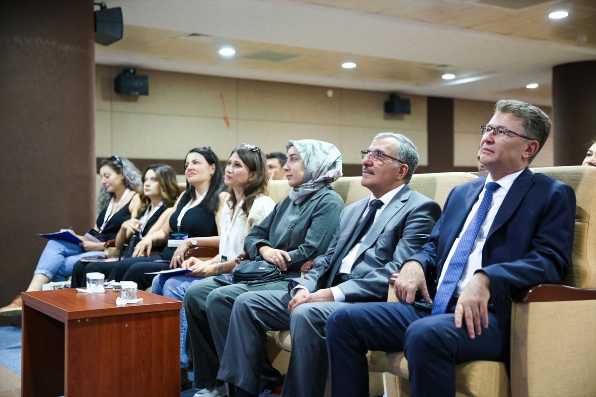 Türk Dil Kurumu (TDK) ve Karamanoğlu Mehmetbey Üniversitesi işbirliğiyle Karaman'da düzenlenen...