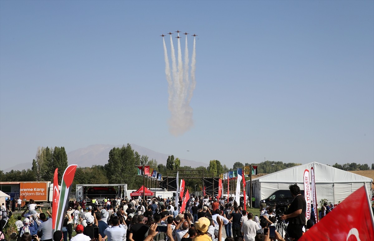 Türk Hava Kuvvetlerinin akrobasi timi Türk Yıldızları, Malazgirt Zaferi'nin 954. yıl dönümü...