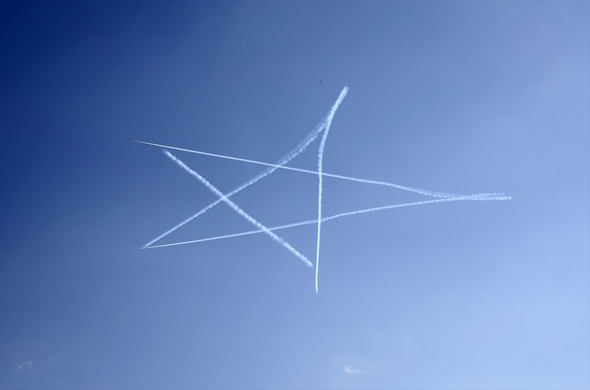 Türk Hava Kuvvetlerinin akrobasi timi Türk Yıldızları, Malazgirt Zaferi'nin 954. yıl dönümü...