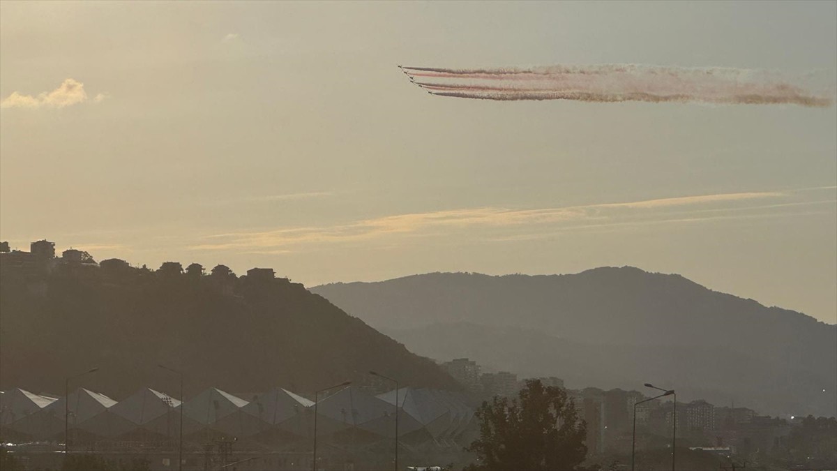 Türk Hava Kuvvetlerinin akrobasi timi Türk Yıldızları, şehit Hava Pilot Yüzbaşı Burak Gençcelep...