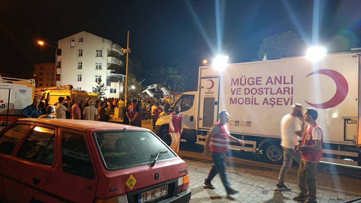 Türk Kızılay, Balıkesir'in Sındırgı ilçesinde meydana gelen deprem sonrası sıcak yemek, içecek ve...