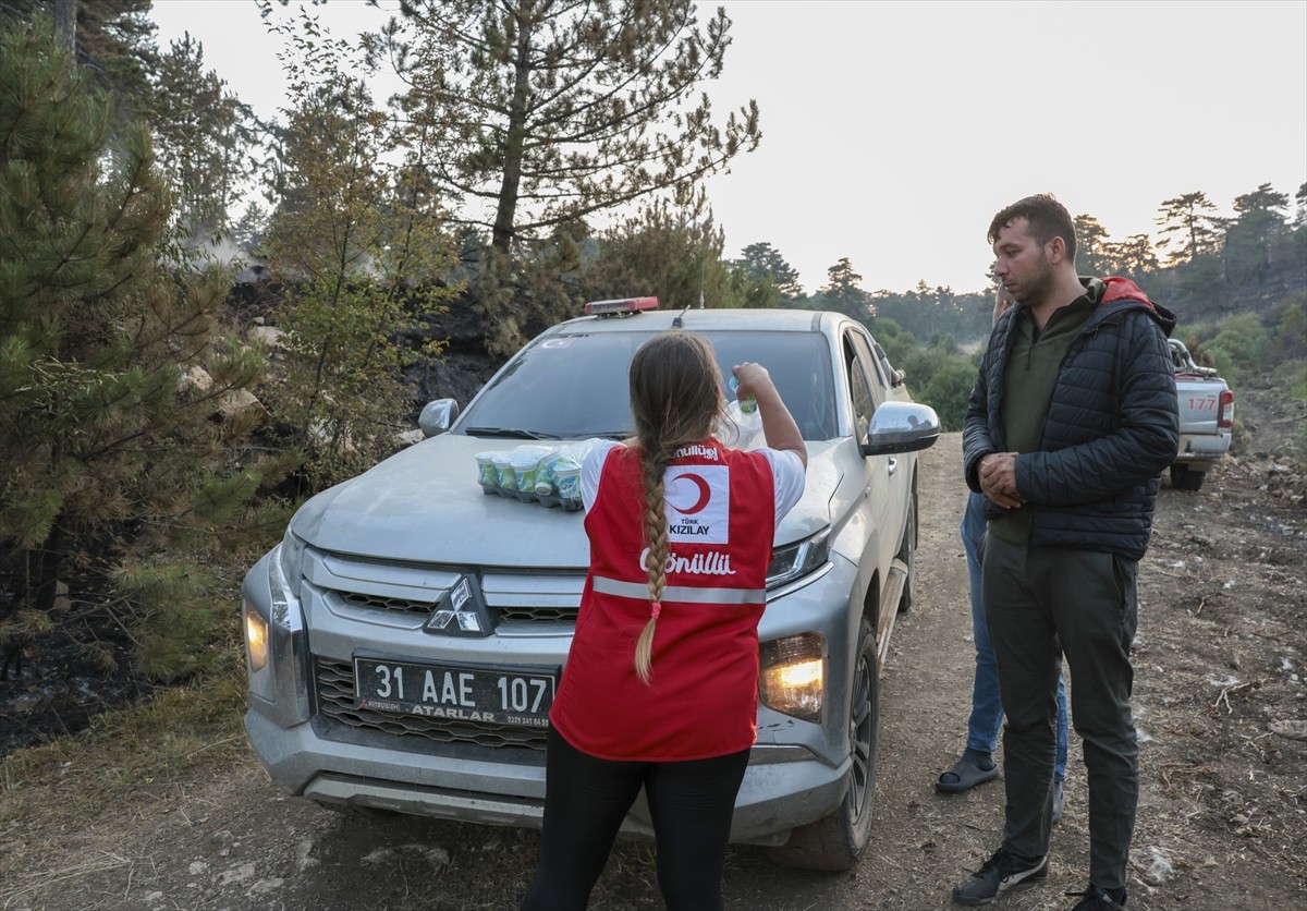 Türk Kızılay, orman yangınlarının devam ettiği illerde müdahale çalışmalarına desteğini...