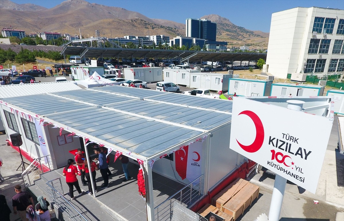 Türk Kızılayın deprem bölgelerine kurduğu kütüphanelerden faydalanan öğrencilerden 504'ünün 2025...