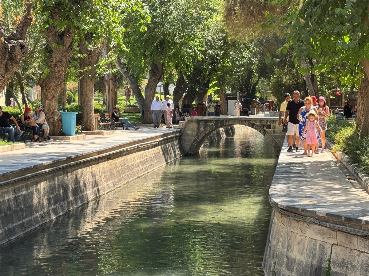 Türkiye'de sıcaklığın en yüksek ölçüldüğü kentlerden biri olan Şanlıurfa'da termometreler 49...