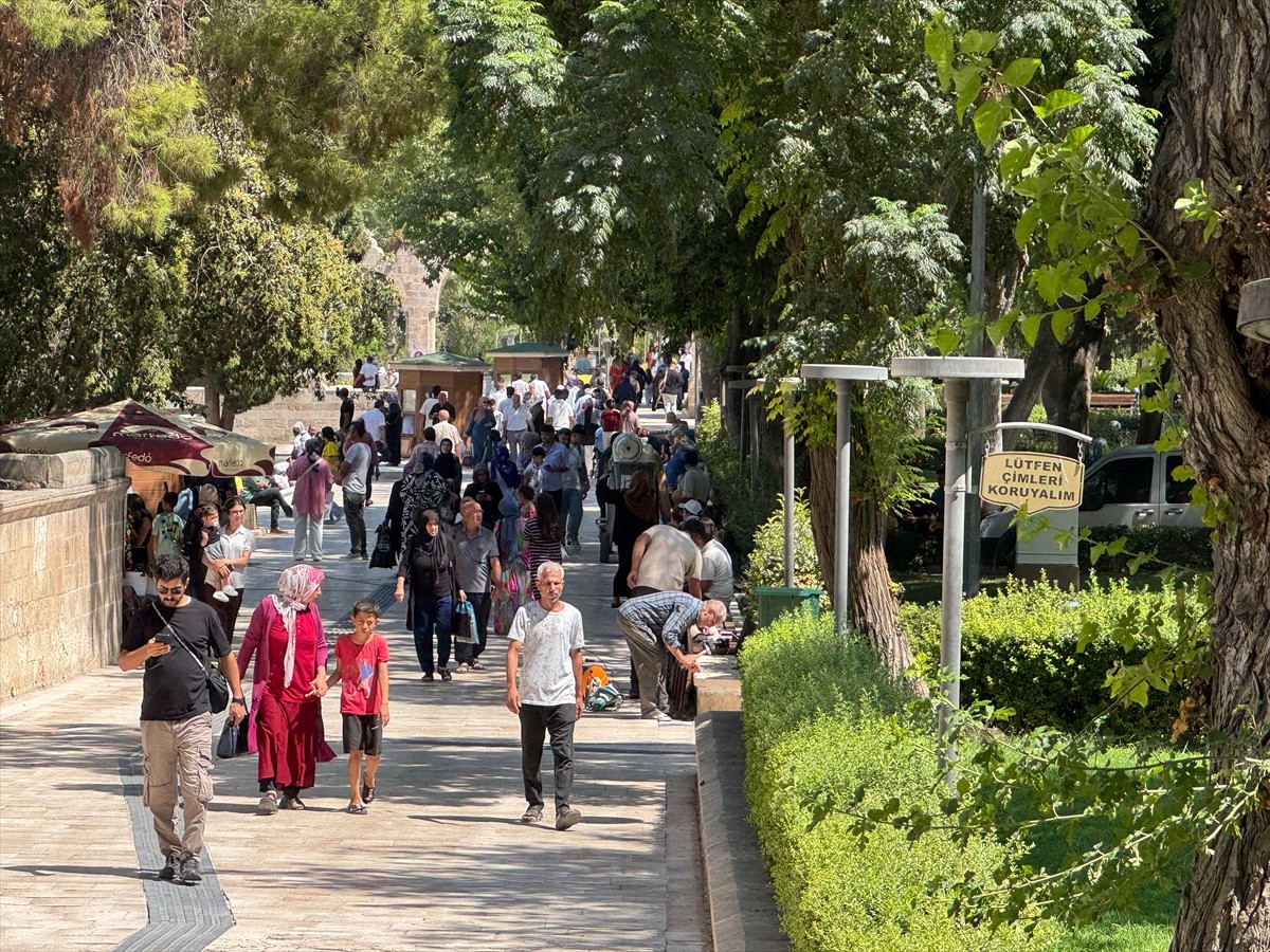 Türkiye'de sıcaklığın en yüksek ölçüldüğü kentlerden biri olan Şanlıurfa'da termometreler 49...