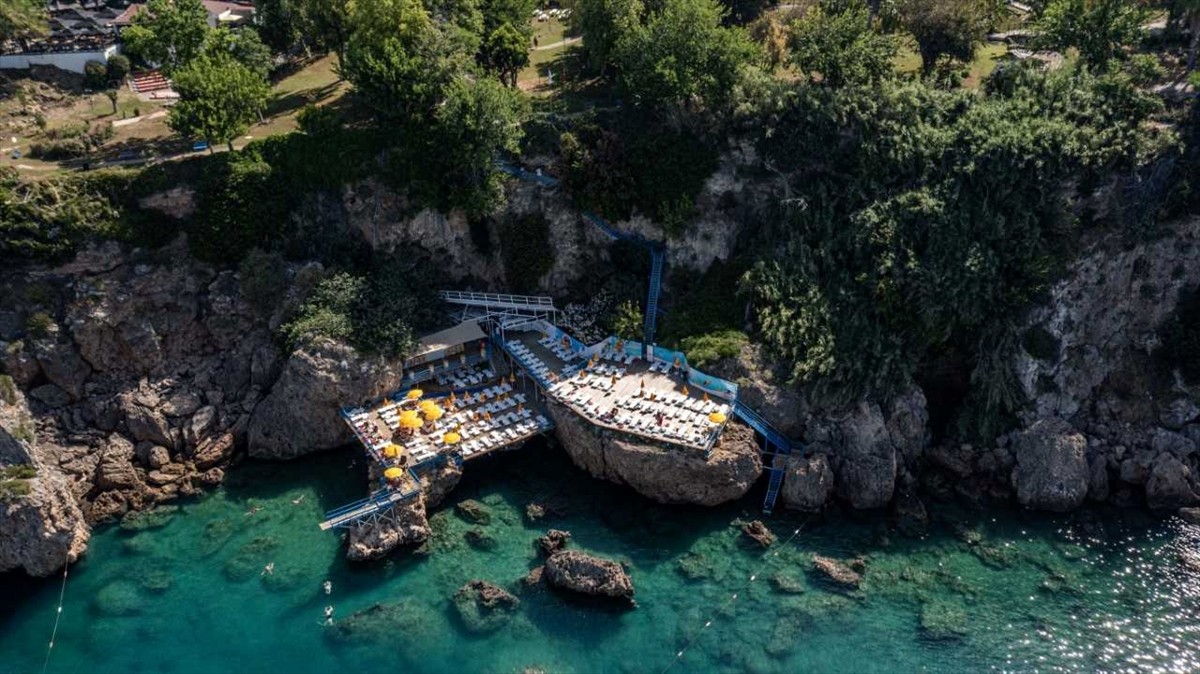 Türkiye'nin 233 plajıyla "mavi bayrak" şampiyonu olan Antalya'da Muratpaşa Belediyesinin falez...