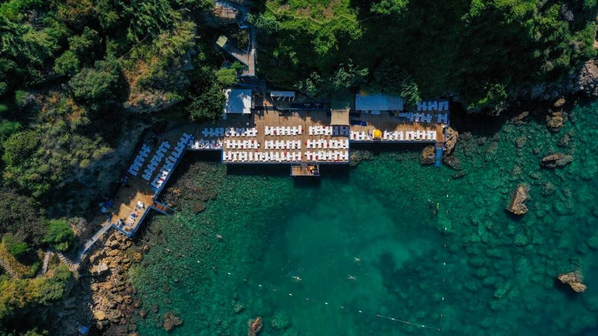 Türkiye'nin 233 plajıyla "mavi bayrak" şampiyonu olan Antalya'da Muratpaşa Belediyesinin falez...