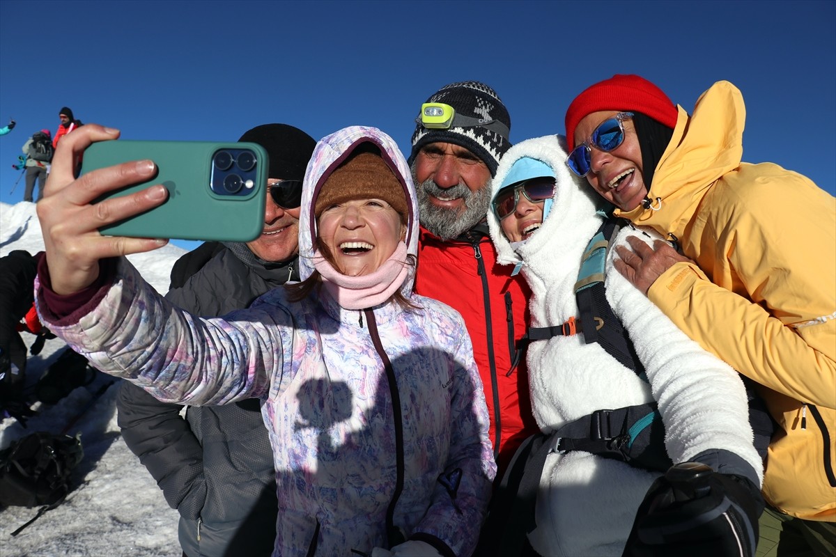 Türkiye'nin en yüksek noktası Ağrı Dağı, zirvesindeki kar, buzul örtüsü ve soğuk havasıyla yaz...