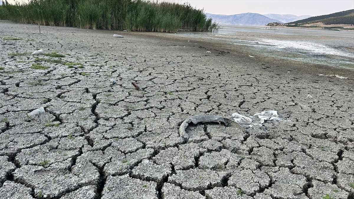 Türkiye'nin yerleşim yeri bulunan tek göl adası özelliğini taşıyan Isparta'nın Şarkikaraağaç...