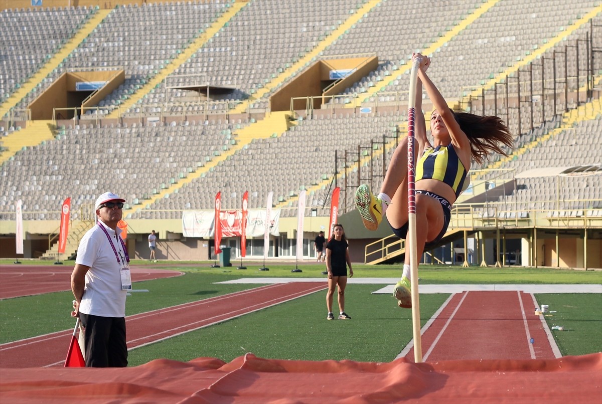 Türkiye Atletizm Federasyonun düzenlediği Türkiye Büyükler Atletizm Şampiyonası, İzmir'de başladı....