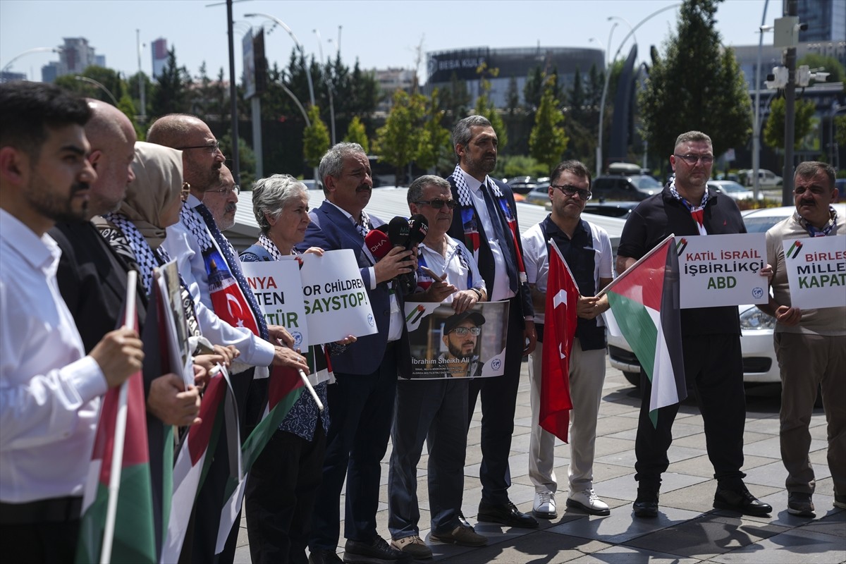 Türkiye Basın Federasyonu üyeleri, İsrail'in Gazze'deki saldırıları ve bu saldırıları...