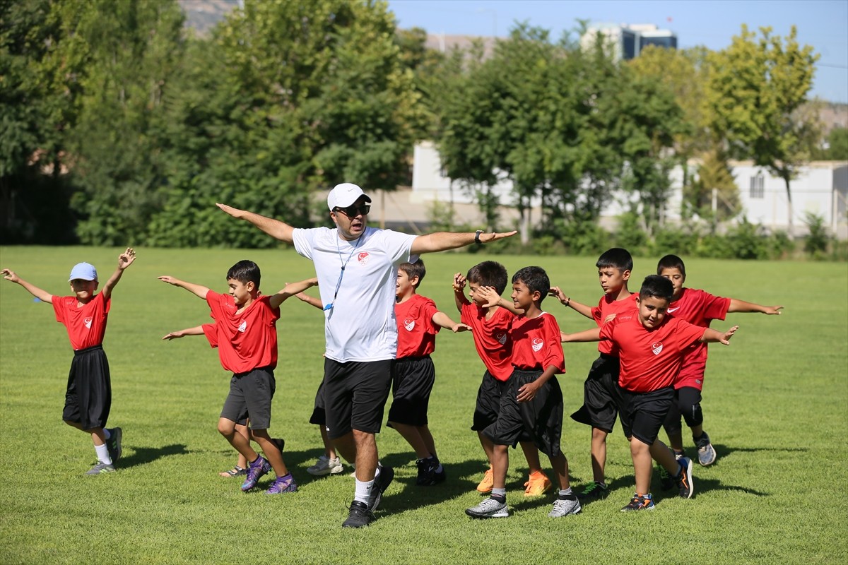 Türkiye Futbol Federasyonu, Malatya'da konteyner kentteki asfaltta futbol oynayan çocukların...