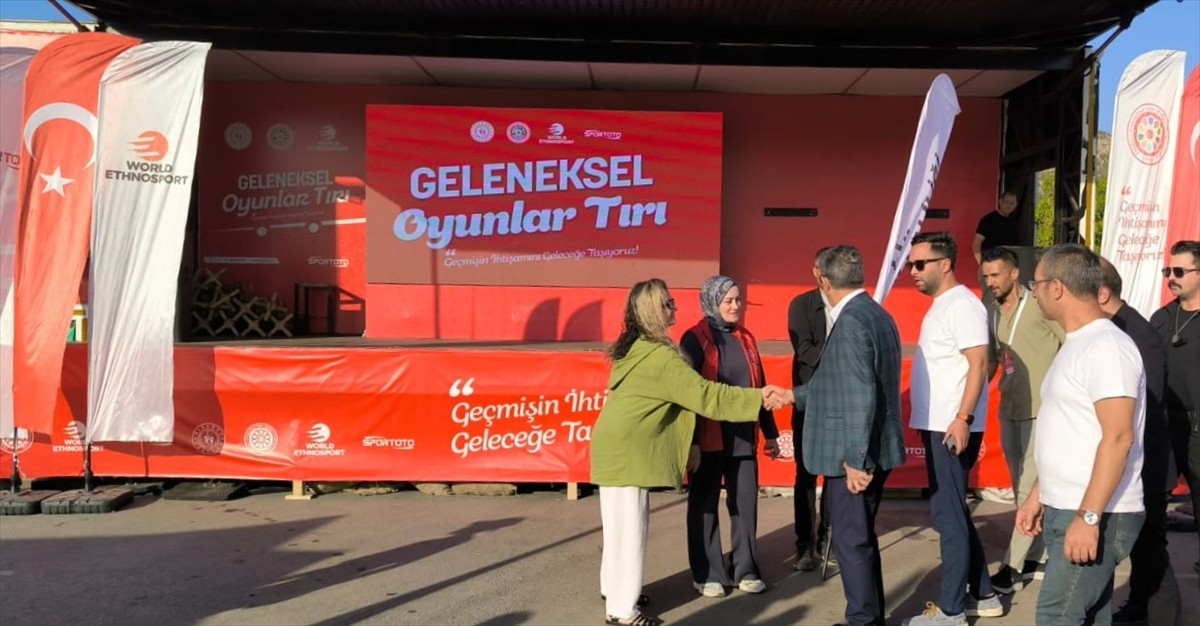 Türkiye Geleneksel Spor Dalları Federasyonunun Geleneksel Oyunlar Tırı, Şırnak'ta çocuklarla bir...